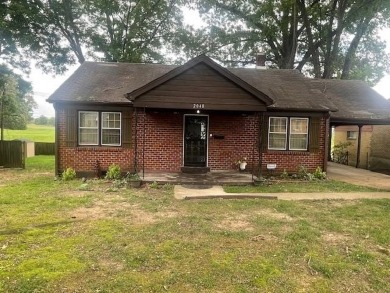 Charming 2-bedroom, 1-bath home with direct backyard access to on Pine Hill Golf Course in Tennessee - for sale on GolfHomes.com, golf home, golf lot