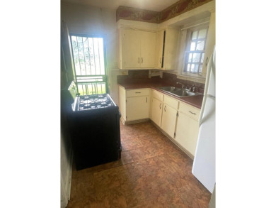 Charming 2-bedroom, 1-bath home with direct backyard access to on Pine Hill Golf Course in Tennessee - for sale on GolfHomes.com, golf home, golf lot