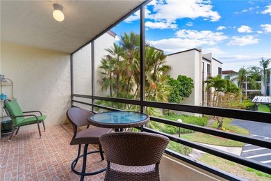 PRIME NAPLES LOCATION - SCREENED LANAI RETREAT! This beautifully on Lakewood Country Club in Florida - for sale on GolfHomes.com, golf home, golf lot