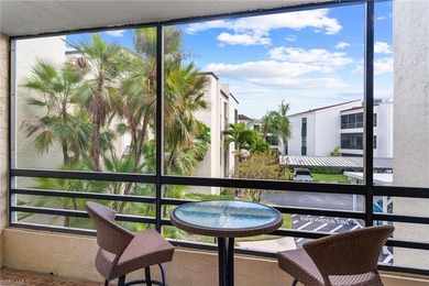 PRIME NAPLES LOCATION - SCREENED LANAI RETREAT! This beautifully on Lakewood Country Club in Florida - for sale on GolfHomes.com, golf home, golf lot