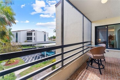 PRIME NAPLES LOCATION - SCREENED LANAI RETREAT! This beautifully on Lakewood Country Club in Florida - for sale on GolfHomes.com, golf home, golf lot