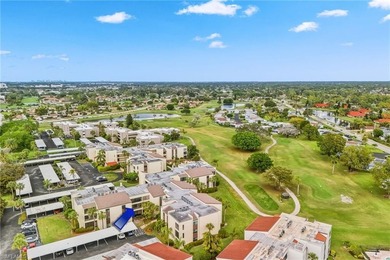 PRIME NAPLES LOCATION - SCREENED LANAI RETREAT! This beautifully on Lakewood Country Club in Florida - for sale on GolfHomes.com, golf home, golf lot