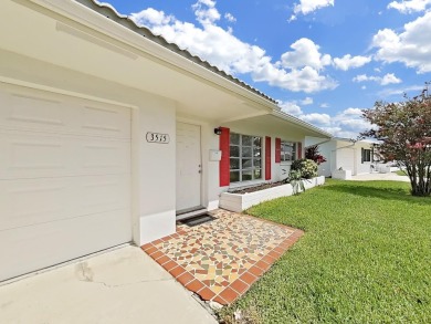 Welcome to your sunny Florida retreat! This charming, move-in on Mainlands Golf Club in Florida - for sale on GolfHomes.com, golf home, golf lot