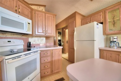 Welcome to West View Ridge Unit H54 in Haines City. This 55+ on Southern Dunes Golf and Country Club in Florida - for sale on GolfHomes.com, golf home, golf lot