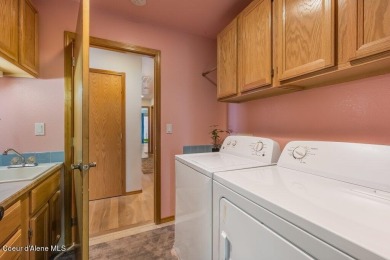 BRAND NEW FURNACE AND AC! Spacious single level home with 20' x on Hayden Lake Country Club in Idaho - for sale on GolfHomes.com, golf home, golf lot