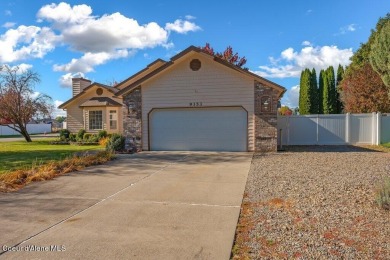 BRAND NEW FURNACE AND AC! Spacious single level home with 20' x on Hayden Lake Country Club in Idaho - for sale on GolfHomes.com, golf home, golf lot