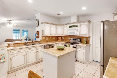 Immaculate 3/2 Split plan. Move In Ready with furnishings. New on Zellwood Station Country Club in Florida - for sale on GolfHomes.com, golf home, golf lot