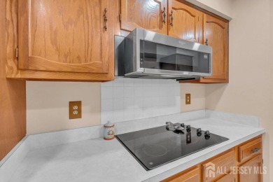 Tasteful & elegant 2BR/2BA Pennsylvania II model, with 1700 sq on Rossmoor Golf Club in New Jersey - for sale on GolfHomes.com, golf home, golf lot