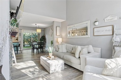 Don't miss this delightful 2BR/2BA Inver Grove Heights townhome! on Arbor Pointe Golf Club in Minnesota - for sale on GolfHomes.com, golf home, golf lot