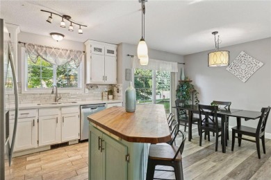 Don't miss this delightful 2BR/2BA Inver Grove Heights townhome! on Arbor Pointe Golf Club in Minnesota - for sale on GolfHomes.com, golf home, golf lot