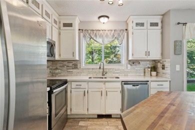 Don't miss this delightful 2BR/2BA Inver Grove Heights townhome! on Arbor Pointe Golf Club in Minnesota - for sale on GolfHomes.com, golf home, golf lot