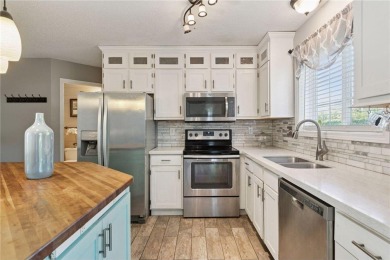 Don't miss this delightful 2BR/2BA Inver Grove Heights townhome! on Arbor Pointe Golf Club in Minnesota - for sale on GolfHomes.com, golf home, golf lot