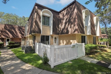 Move right into this 3 bedroom, 2.5 bath end-unit condo in a on Blue Ridge Golf Club in New York - for sale on GolfHomes.com, golf home, golf lot