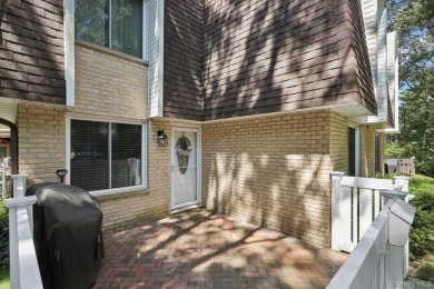 Move right into this 3 bedroom, 2.5 bath end-unit condo in a on Blue Ridge Golf Club in New York - for sale on GolfHomes.com, golf home, golf lot