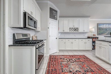 GREAT FIND IN GREEN TREE NORTH!! THIS ABSOLUTELY ADORABLE 4 on Green Tree Country Club in Texas - for sale on GolfHomes.com, golf home, golf lot