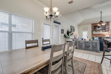 GREAT FIND IN GREEN TREE NORTH!! THIS ABSOLUTELY ADORABLE 4 on Green Tree Country Club in Texas - for sale on GolfHomes.com, golf home, golf lot