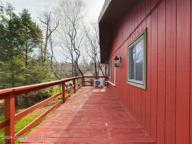 MOTIVATED SELLER !TERRIFIC, WELL MAINTAINED Modern 4 bedroom two on Pocono Farms Country Club in Pennsylvania - for sale on GolfHomes.com, golf home, golf lot