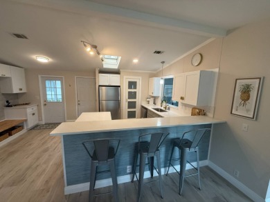 This beautiful 2-bedroom, 2-bathroom Palm Harbor home is being on Del Tura Golf and Country Club in Florida - for sale on GolfHomes.com, golf home, golf lot