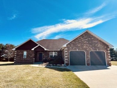 Like-new all brick home, walk to Stonehedge Golf Club for golf on Stone Hedge Golf Club in Missouri - for sale on GolfHomes.com, golf home, golf lot