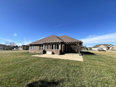 Like-new all brick home, walk to Stonehedge Golf Club for golf on Stone Hedge Golf Club in Missouri - for sale on GolfHomes.com, golf home, golf lot