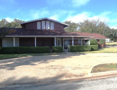 Sizeable home w/2 primary suites on corner lot w/views of the on Sweetwater Country Club in Texas - for sale on GolfHomes.com, golf home, golf lot